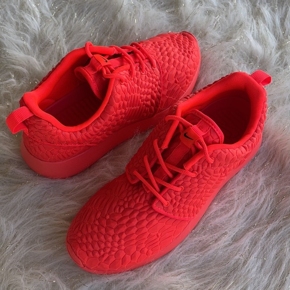 Nike Roshe One DMB Bright Crimson Sneakers - Picture 13 of 16